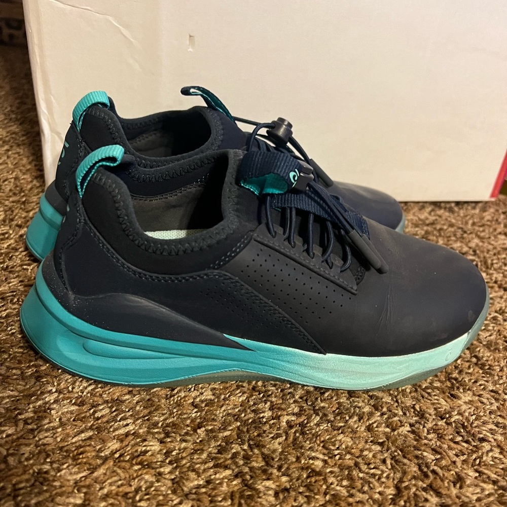 Women’s classic clove shoes in aqua and black